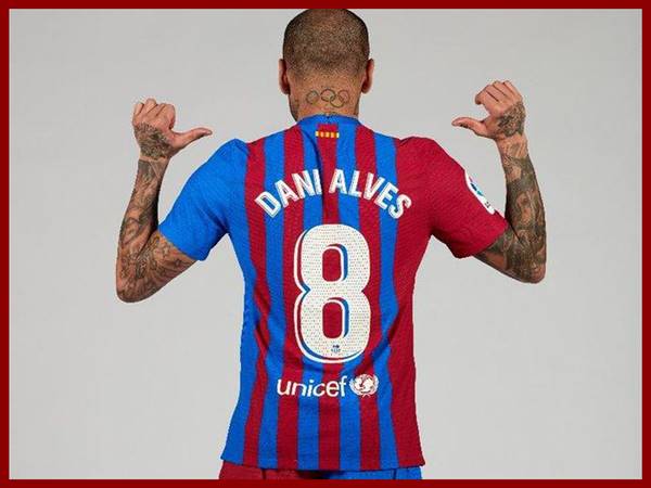 Thể thao 17/11: Kỳ lạ 4 số áo Alves sở hữu tại Barca