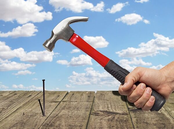Cần cảnh giác nhiều điều khi bất chợt bắt gặp cái đinh