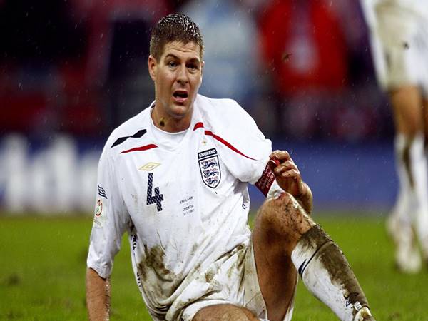 Những số áo Steven Gerrard từng mặc trong sự nghiệp
