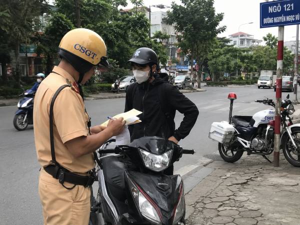 Chiêm bao thấy người khác bị công an bắt xe